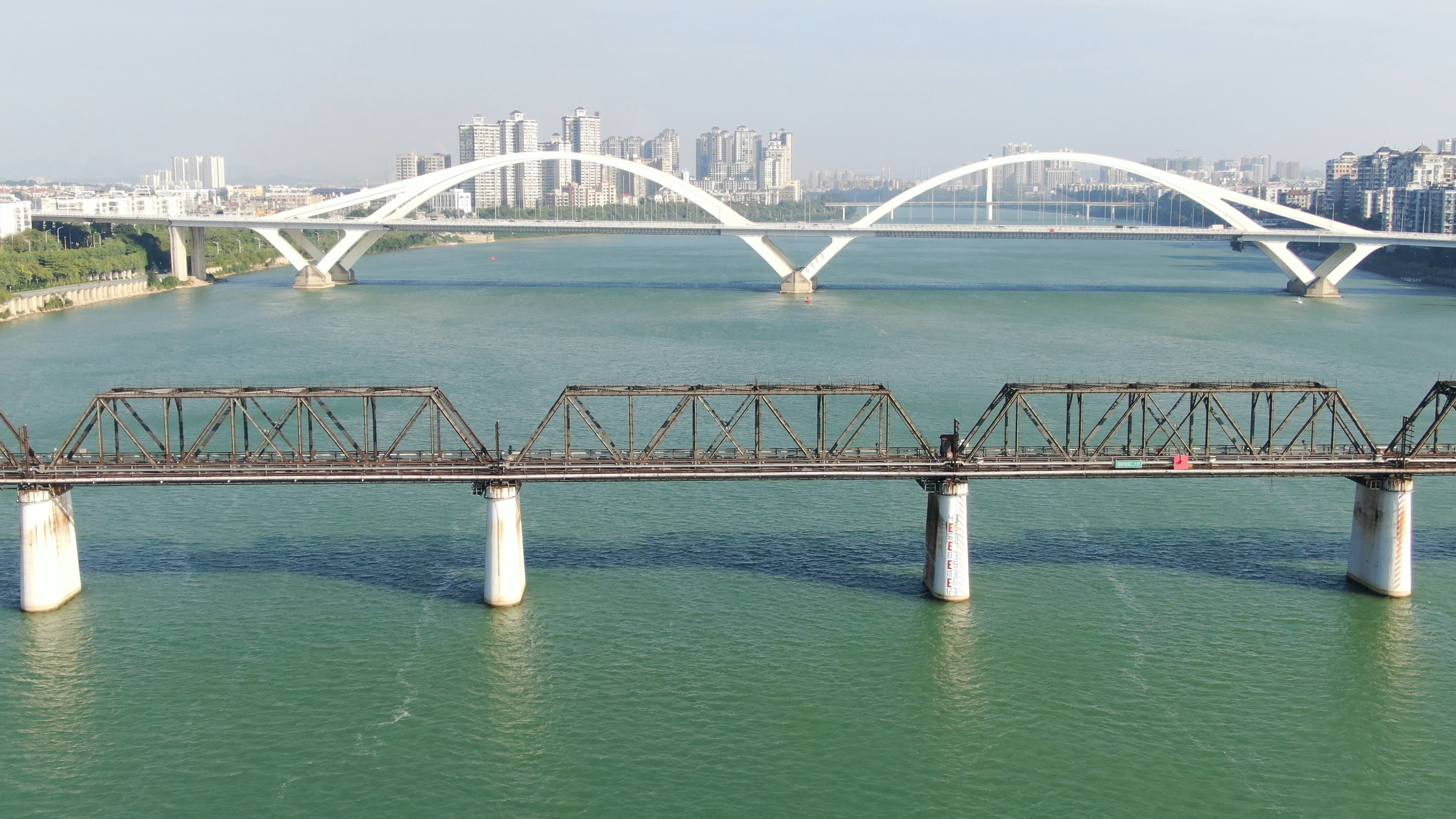 4K航拍跨江火车大桥轨道视频的预览图