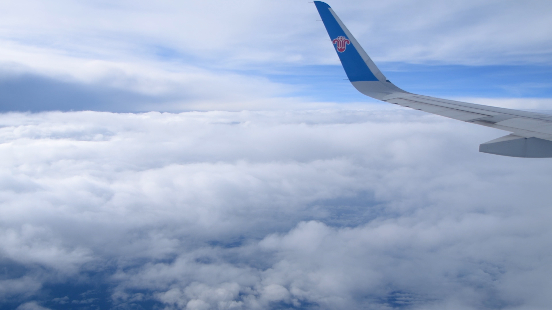 4K飞机上航拍壮观的云海机翼视频视频的预览图