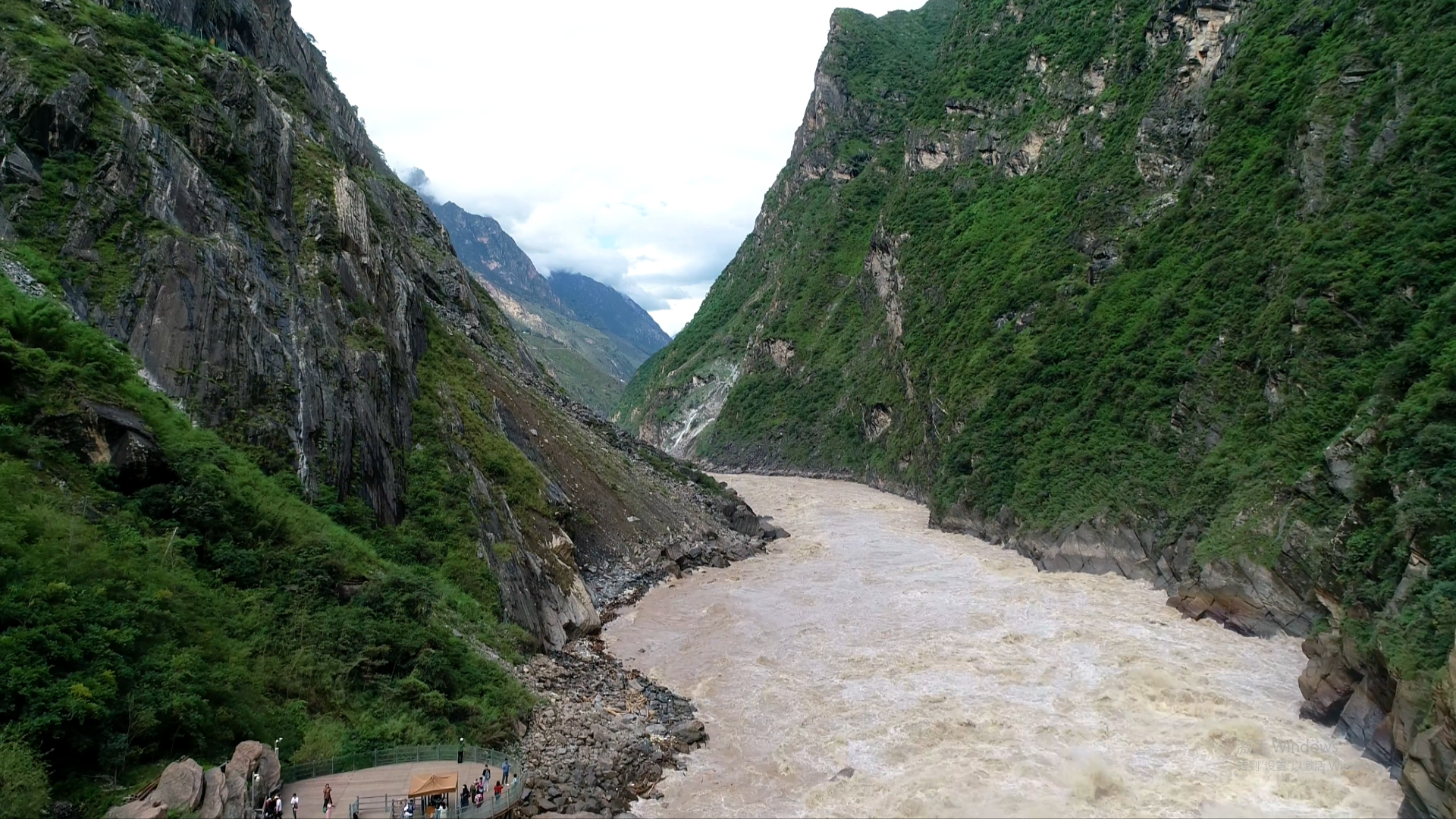 4k云南香格里拉虎跳峡峡谷风光视频视频的预览图