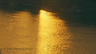 4K实拍清晨的阳光洒在江面上自然风光空镜视频素材视频的预览图
