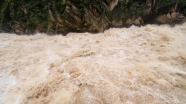 4k云南香格里拉虎跳峡湍急的江水视频视频的预览图