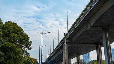 8K移动延时杭州复兴大桥蓝天白云视频的预览图