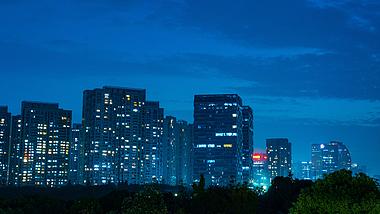 8K移动延时杭州钱塘江边城市繁华夜景视频的预览图