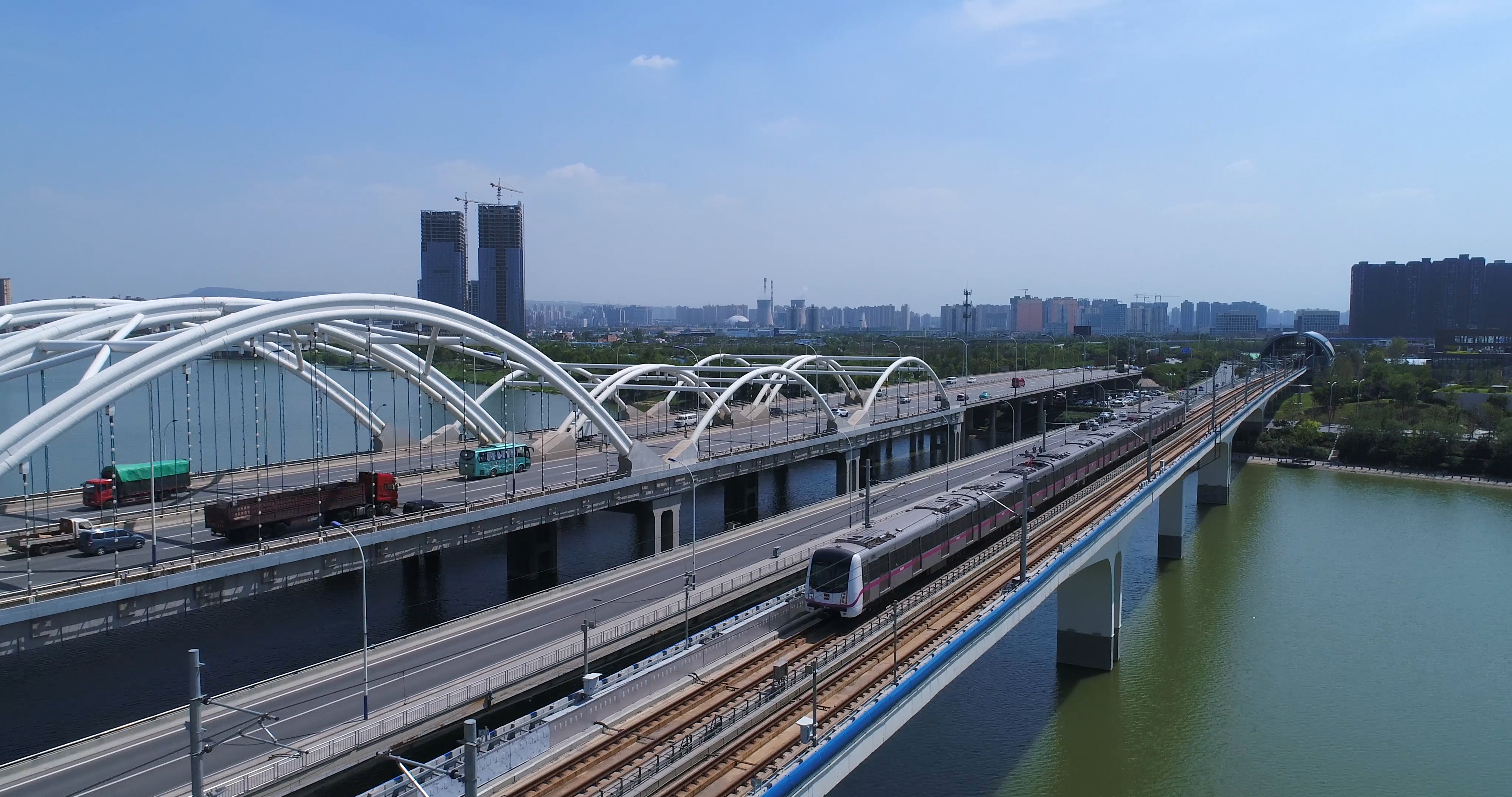 4k西安浐灞广运大桥航拍视频的预览图