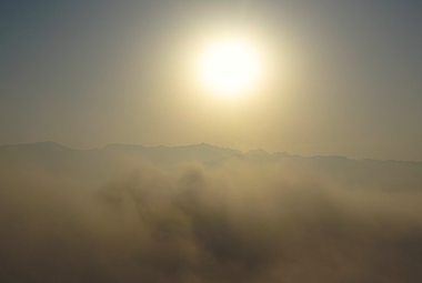 4K航拍清晨穿越云层的太阳素材视频的预览图