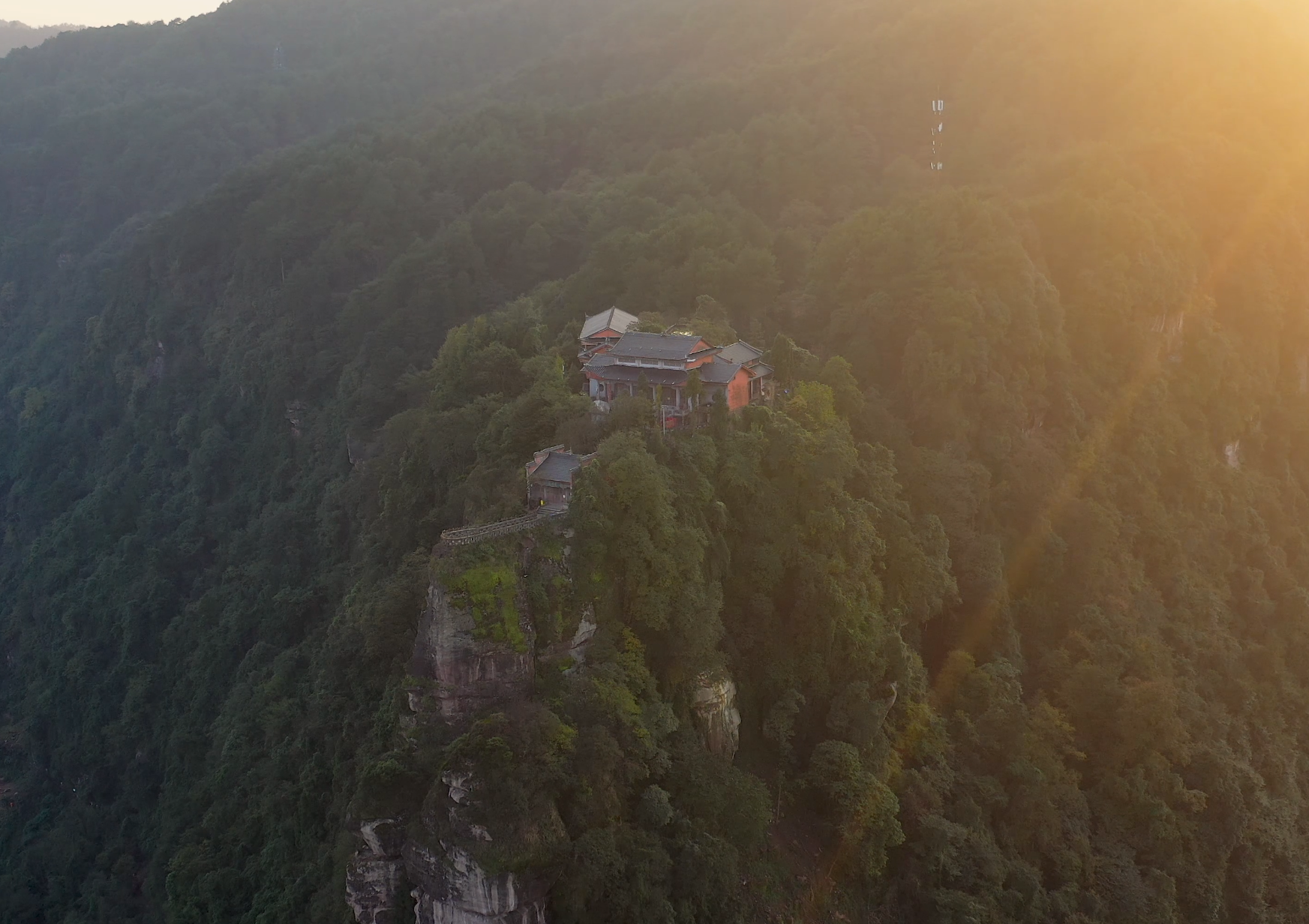 4K环绕航拍山间耸立夕阳下的寺庙视频的预览图