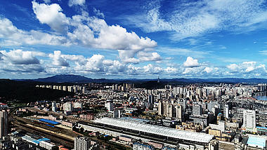 4K航拍秋天蓝天白云下的繁华城市视频的预览图