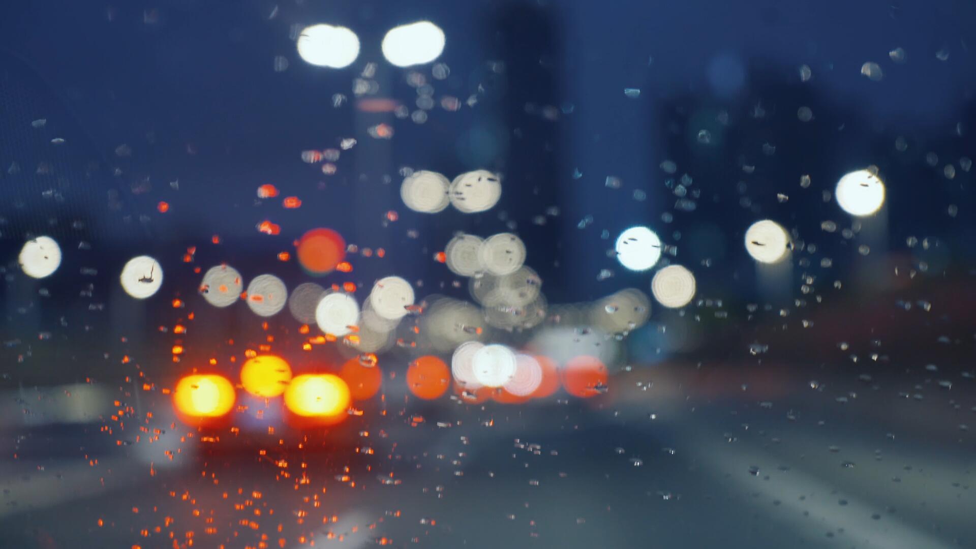 4k车内视角玻璃上的雨滴水珠空镜视频的预览图