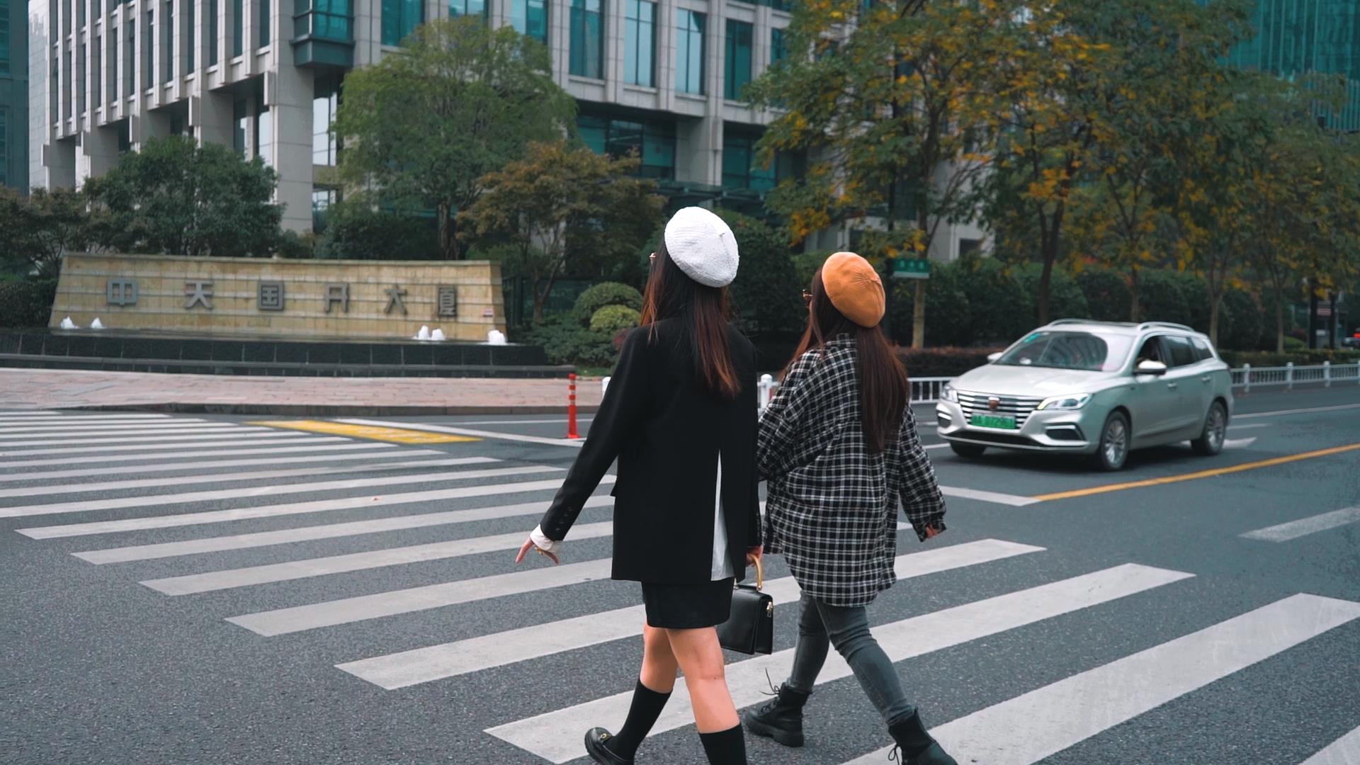 1080P升格慢动作姐妹秋季穿搭过人行道视频的预览图