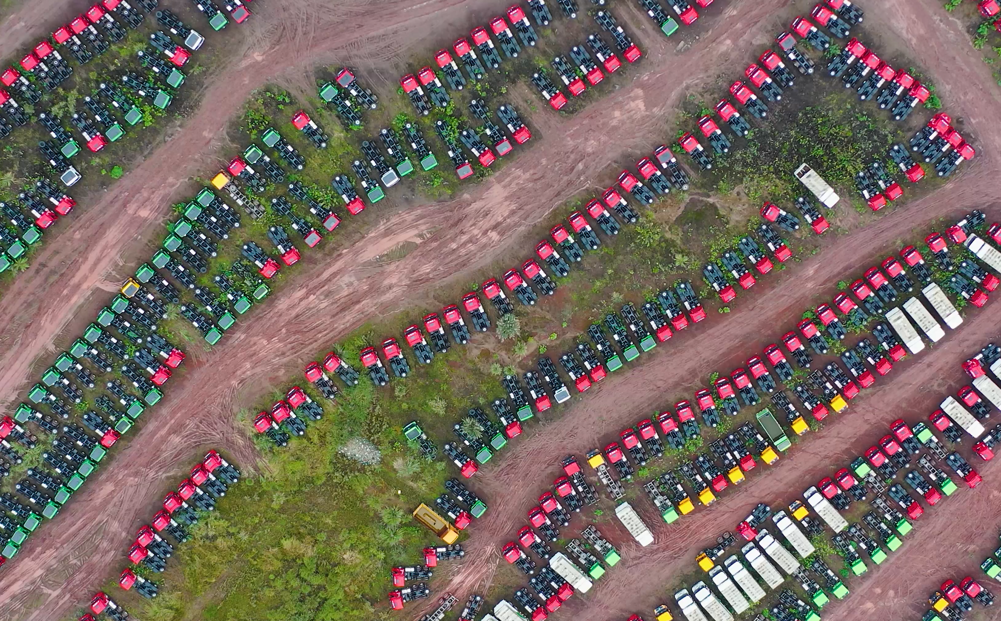 4K俯拍汽车工厂停放整齐的重卡汽车基地视频的预览图