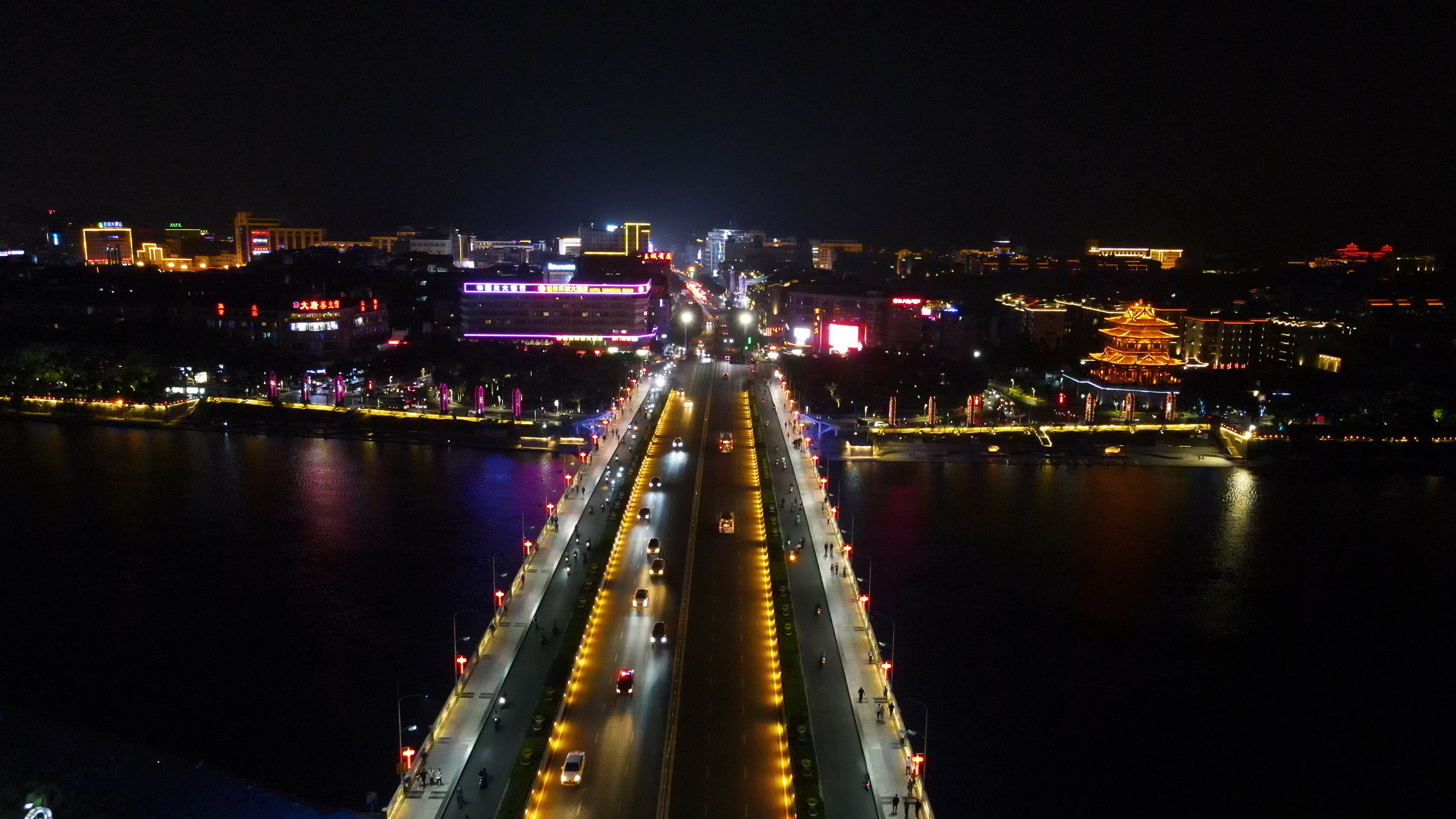 4K航拍广西桂林解放碑大桥夜景灯光车辆视频的预览图