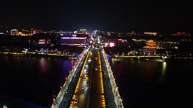 4K航拍广西桂林解放碑大桥夜景灯光车辆视频的预览图