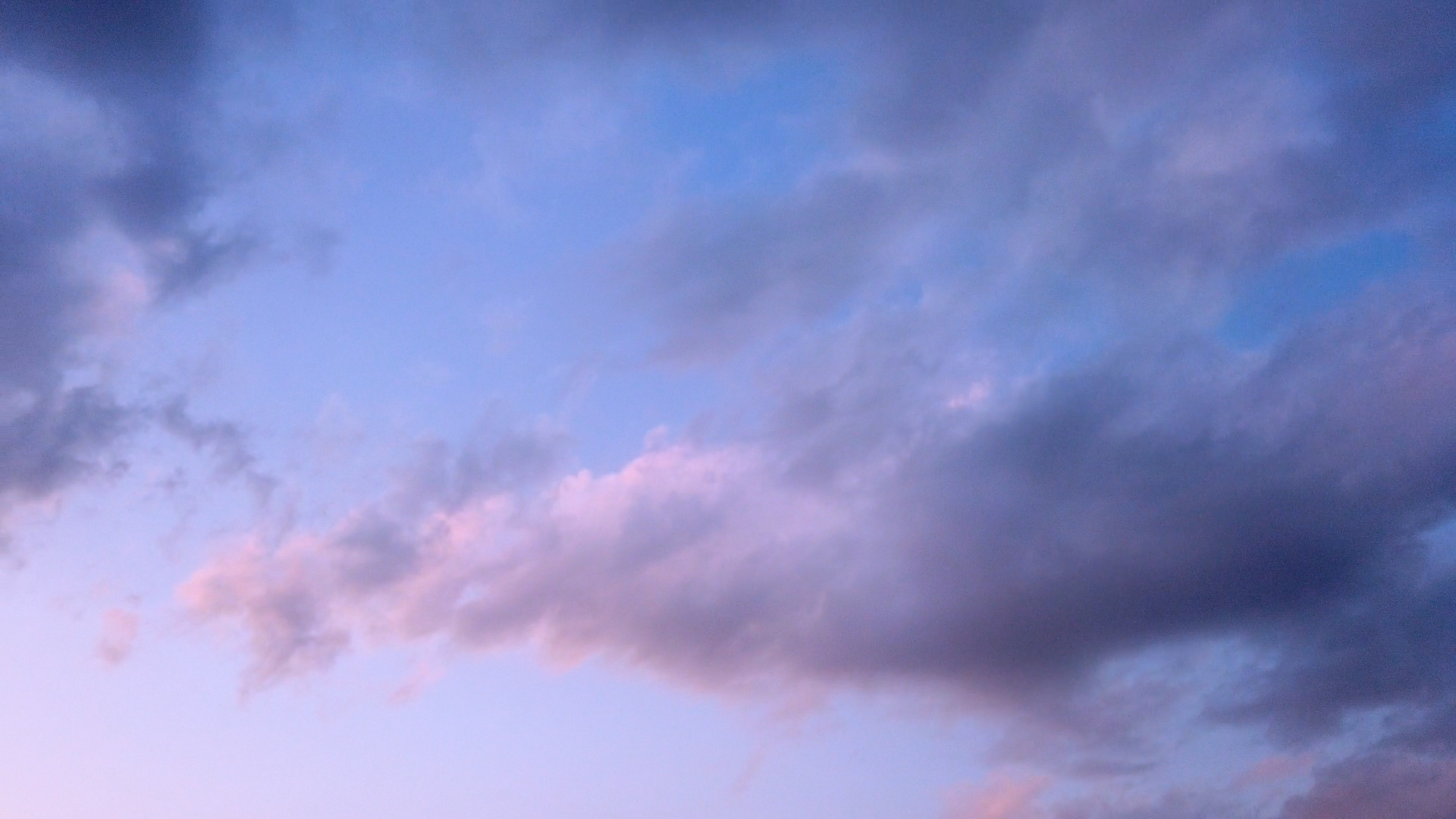 1080P延时秋雨过后的五彩祥云天空空镜视频的预览图