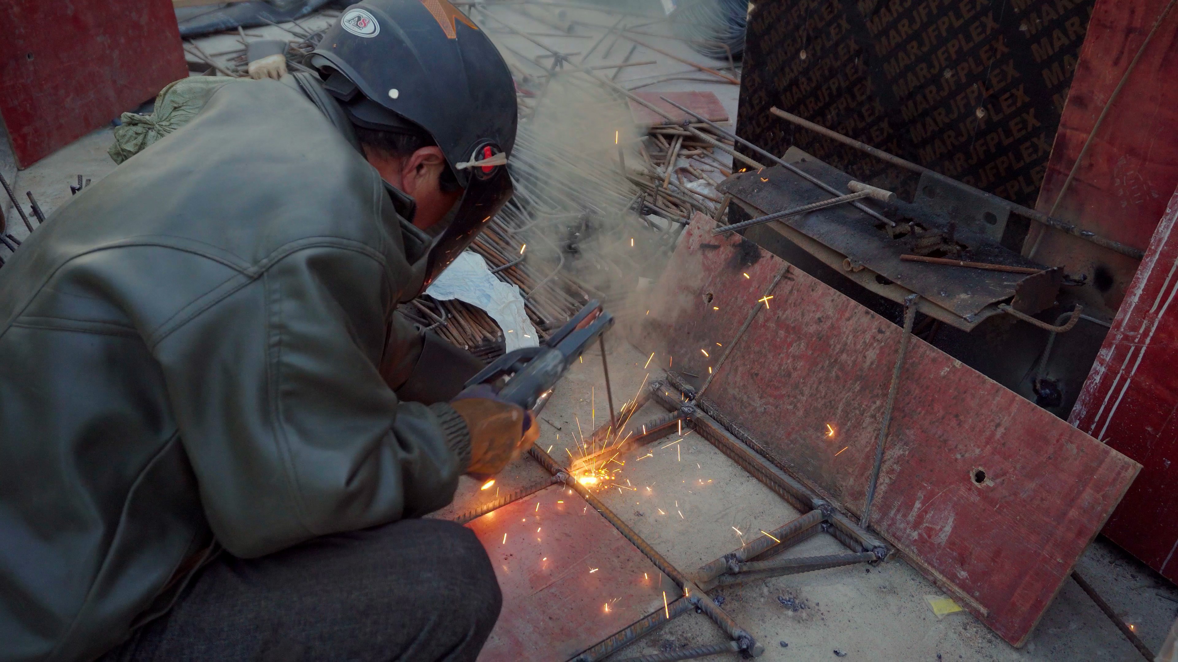 4K实拍工地工人烧电焊焊接作业视频素材视频的预览图