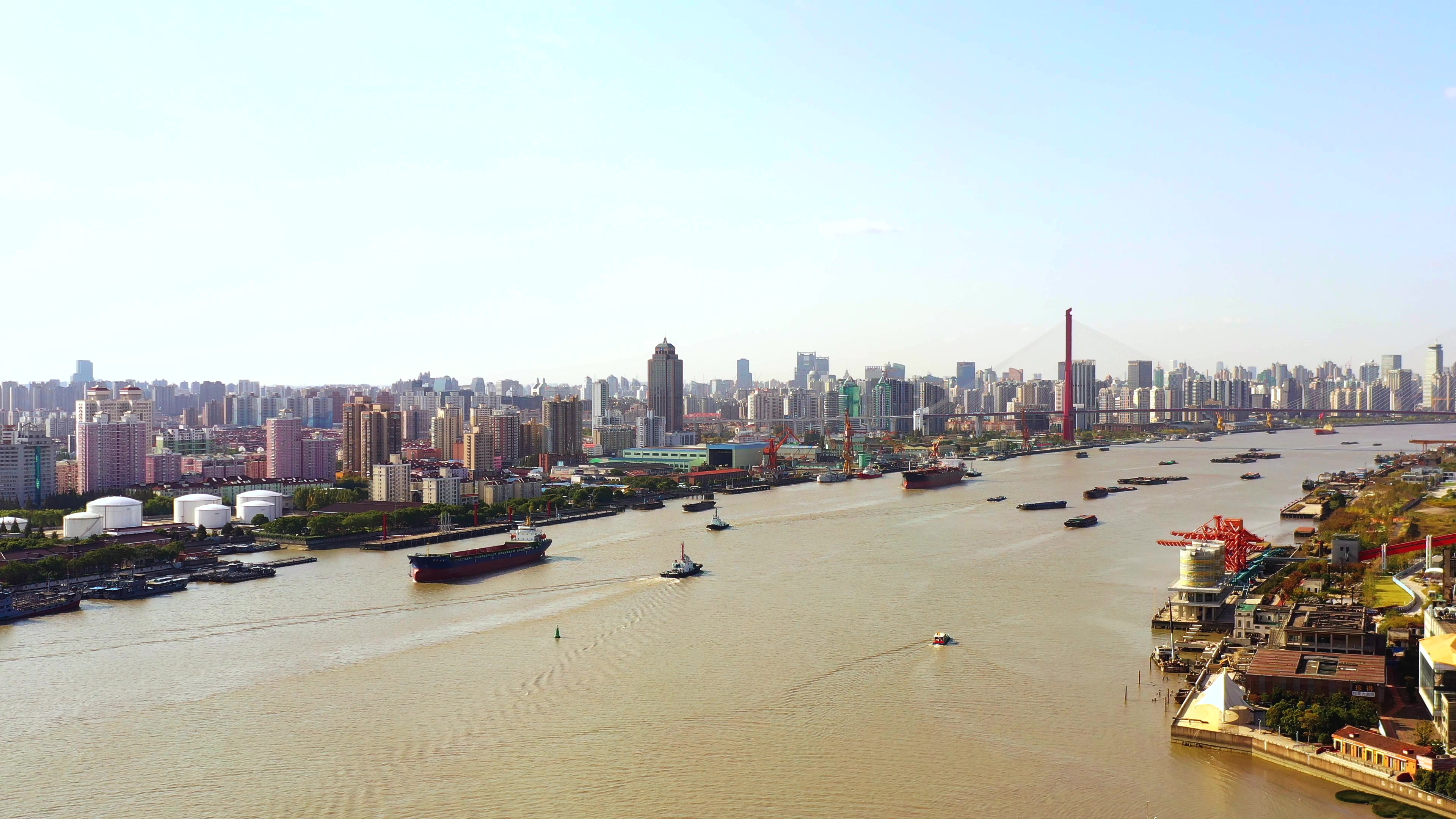 4K实拍江边的城市建筑桥梁航拍视频素材视频的预览图