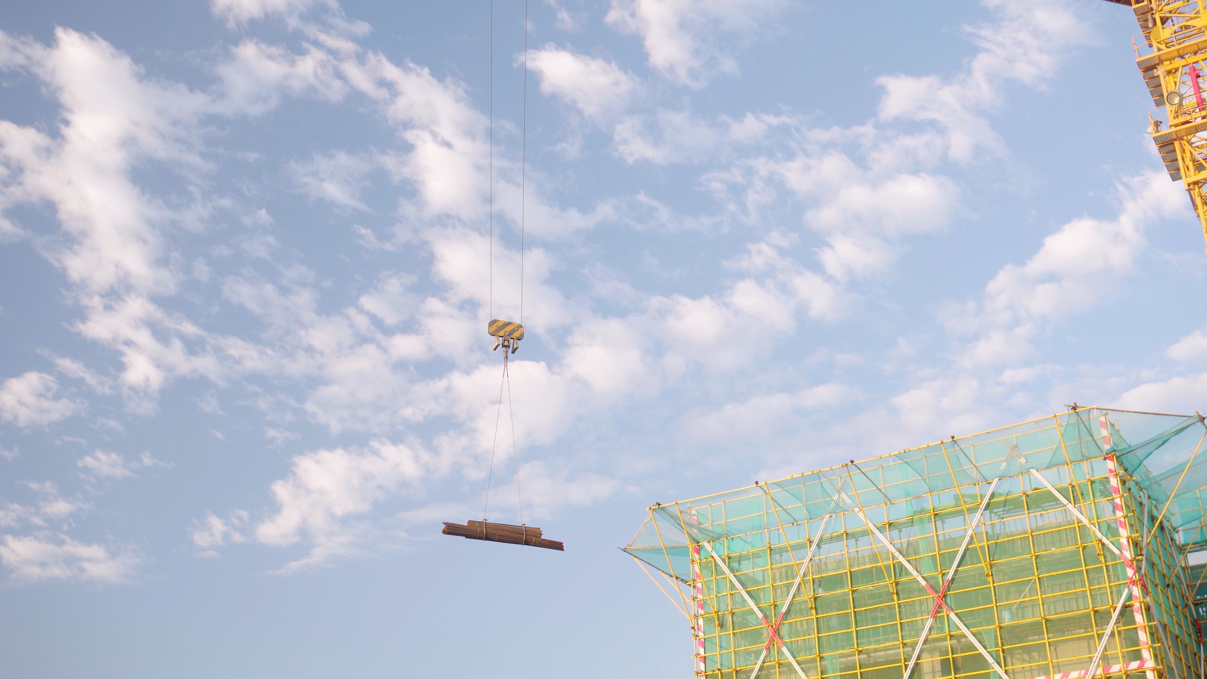 4K实拍吊塔吊的建筑材料在空中视频的预览图