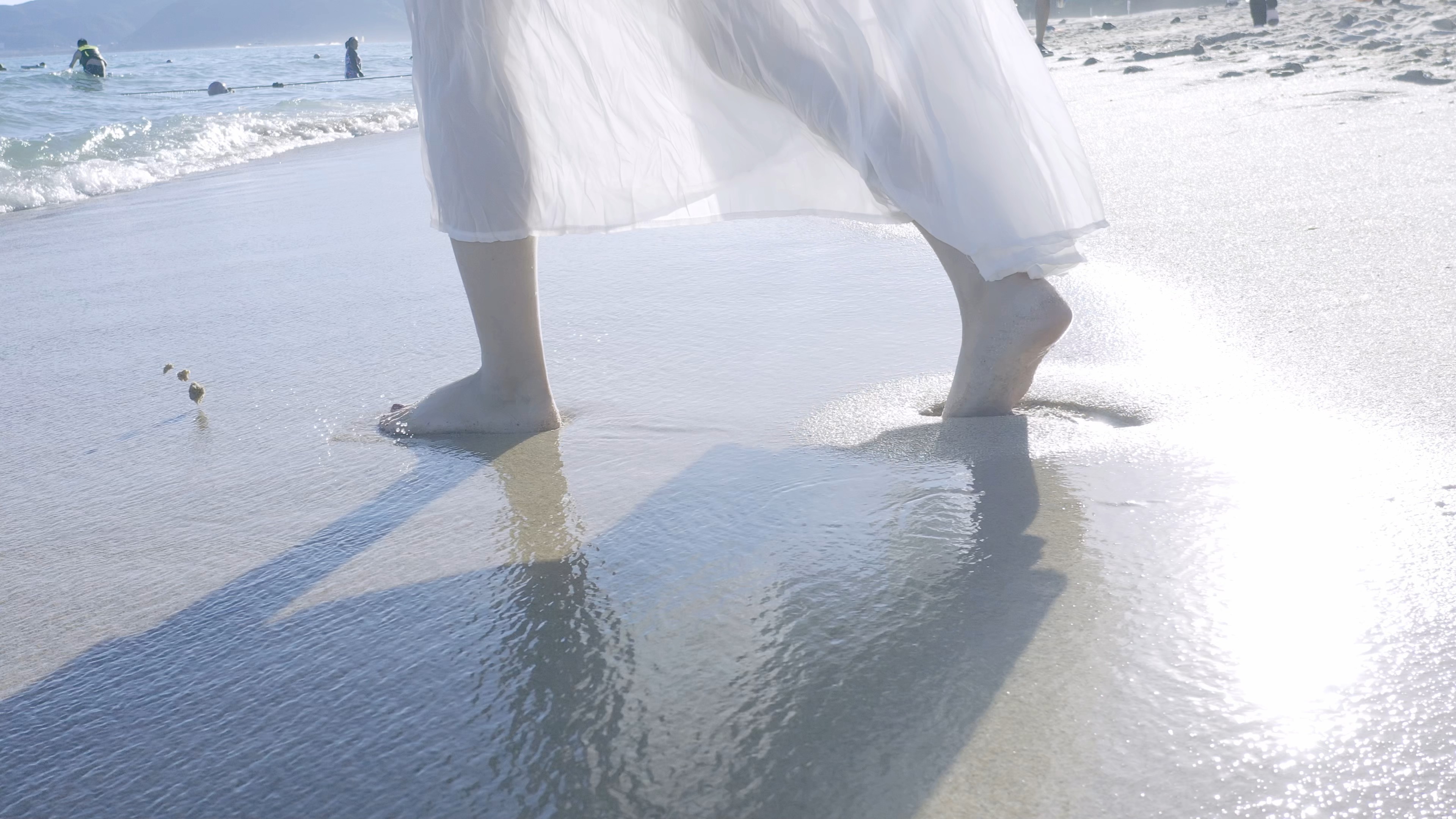 4K实拍海边美女赤脚走在沙滩上视频的预览图