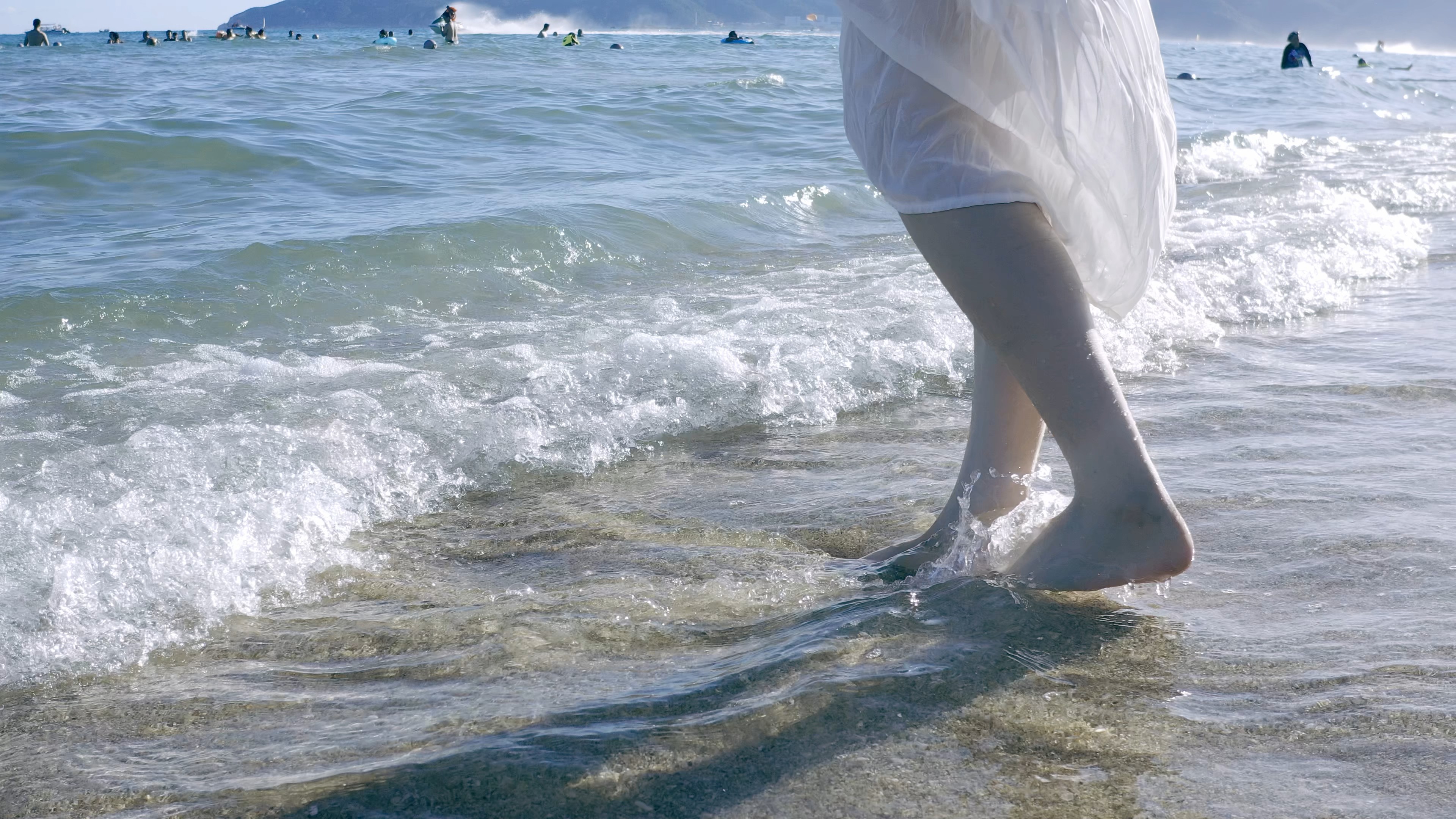4K实拍海边美女赤脚走在沙滩上视频的预览图