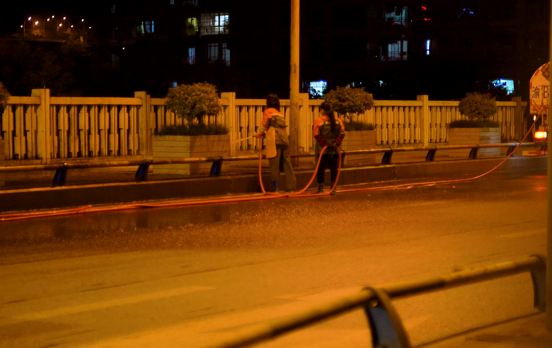 4K夜晚下忙碌清洁城市道路的环卫工人视频的预览图