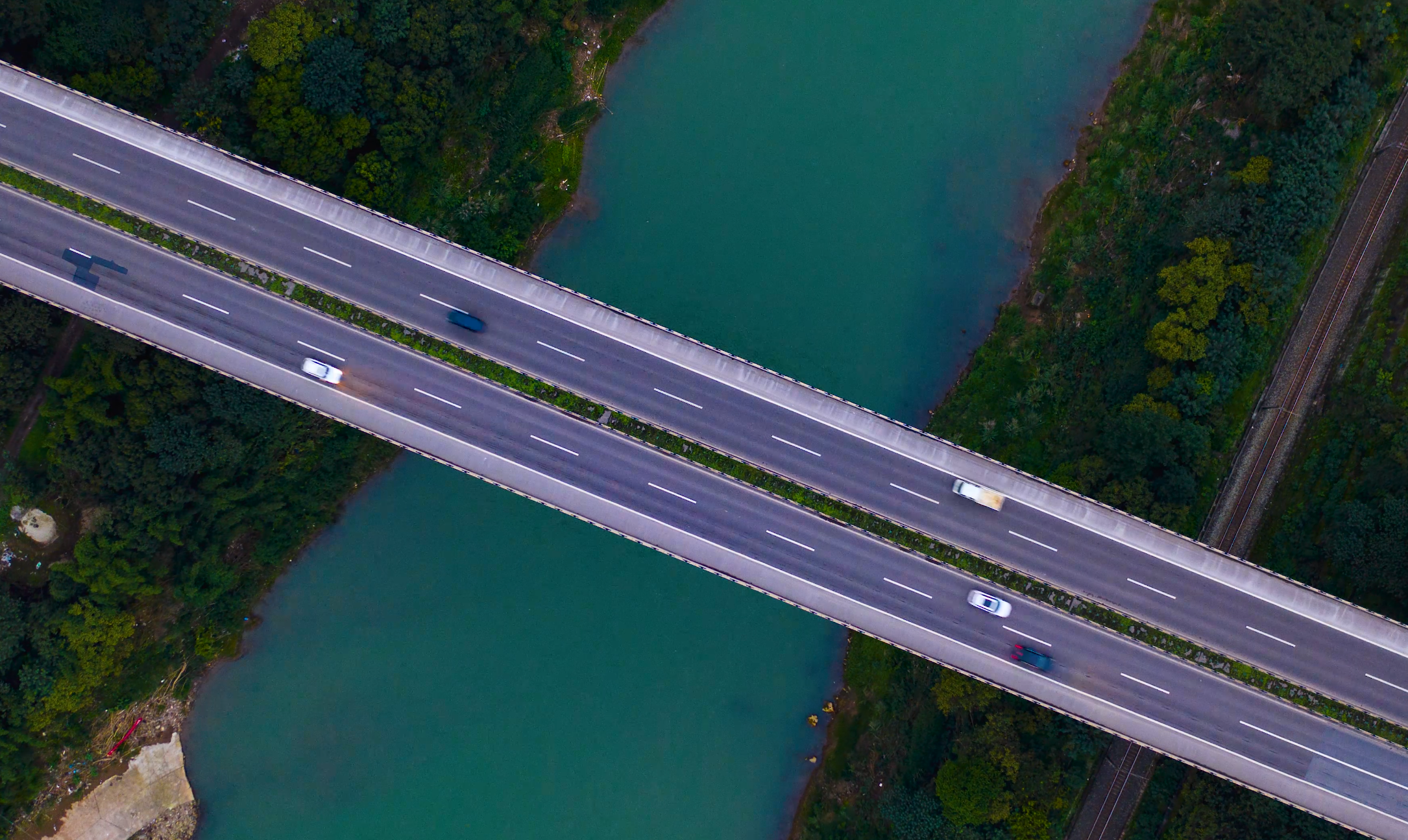 4K航拍跨河高速路延时摄影视频的预览图