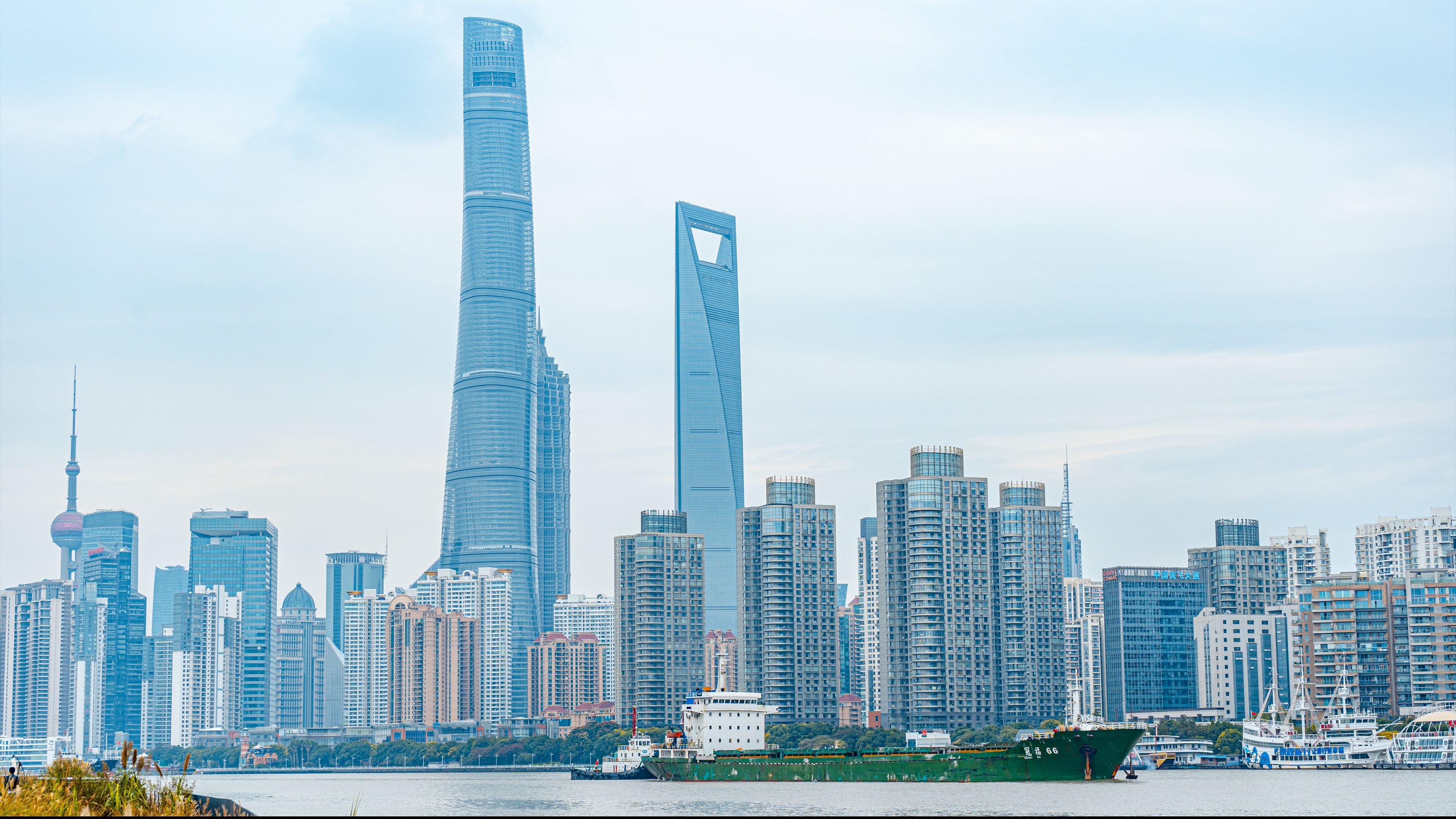 8K延时上海北外滩震撼城市风光视频的预览图