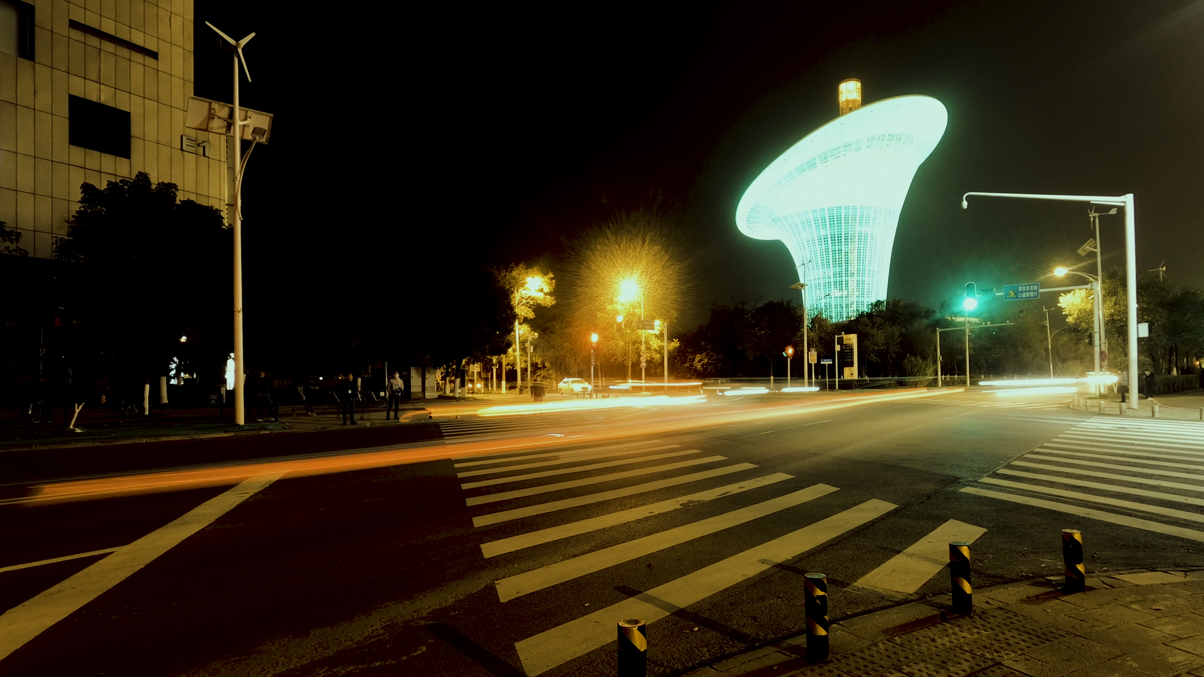 4k夜晚武汉未来科技城人流车流延时摄影拍摄视频的预览图