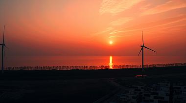 1080p航拍海边风车夕阳空镜素材视频的预览图