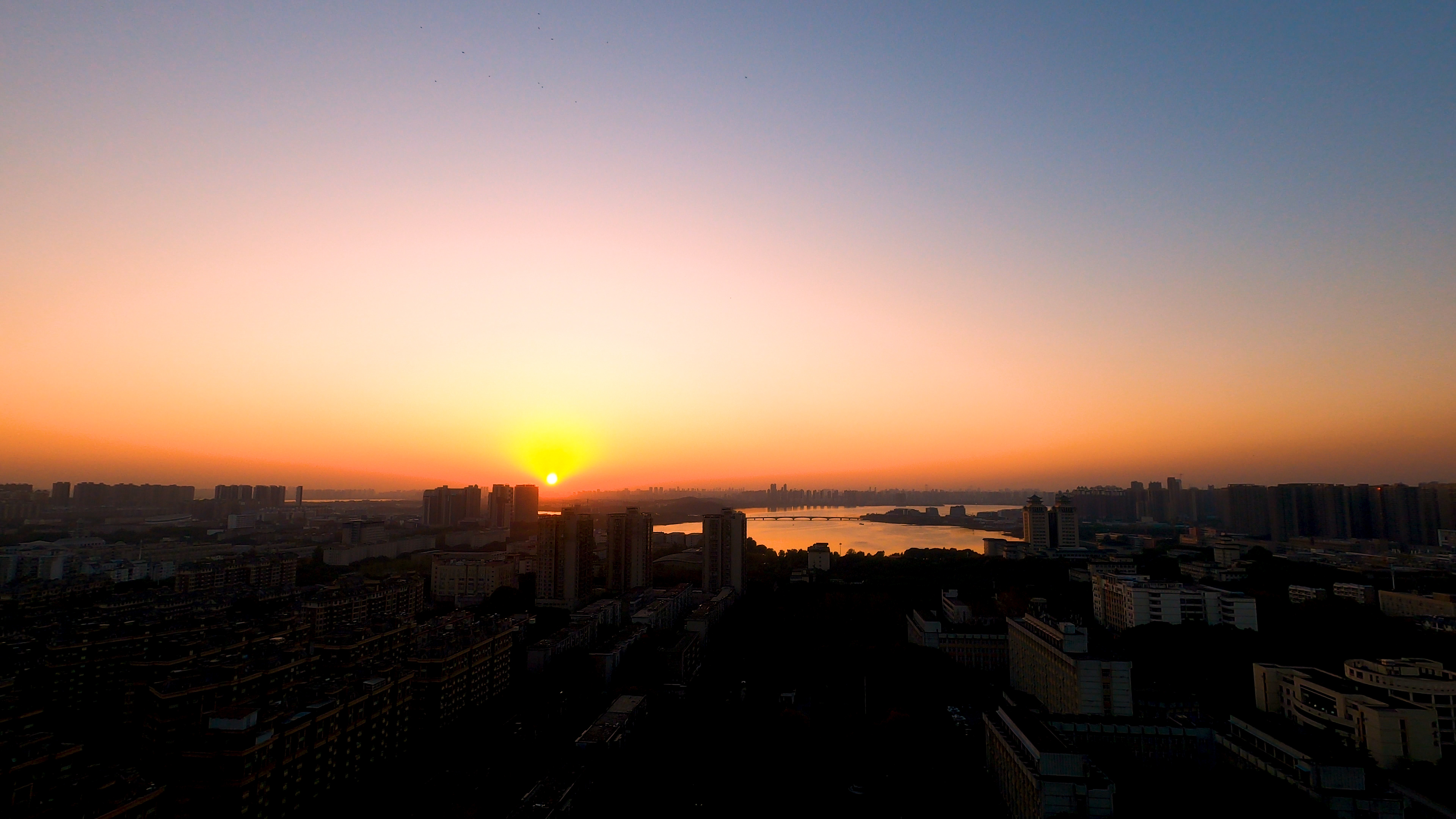 4K武汉南湖城市日落黄昏延时摄影视频的预览图