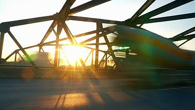 8K实拍铁桥日落夕阳下的车流延时摄影视频的预览图
