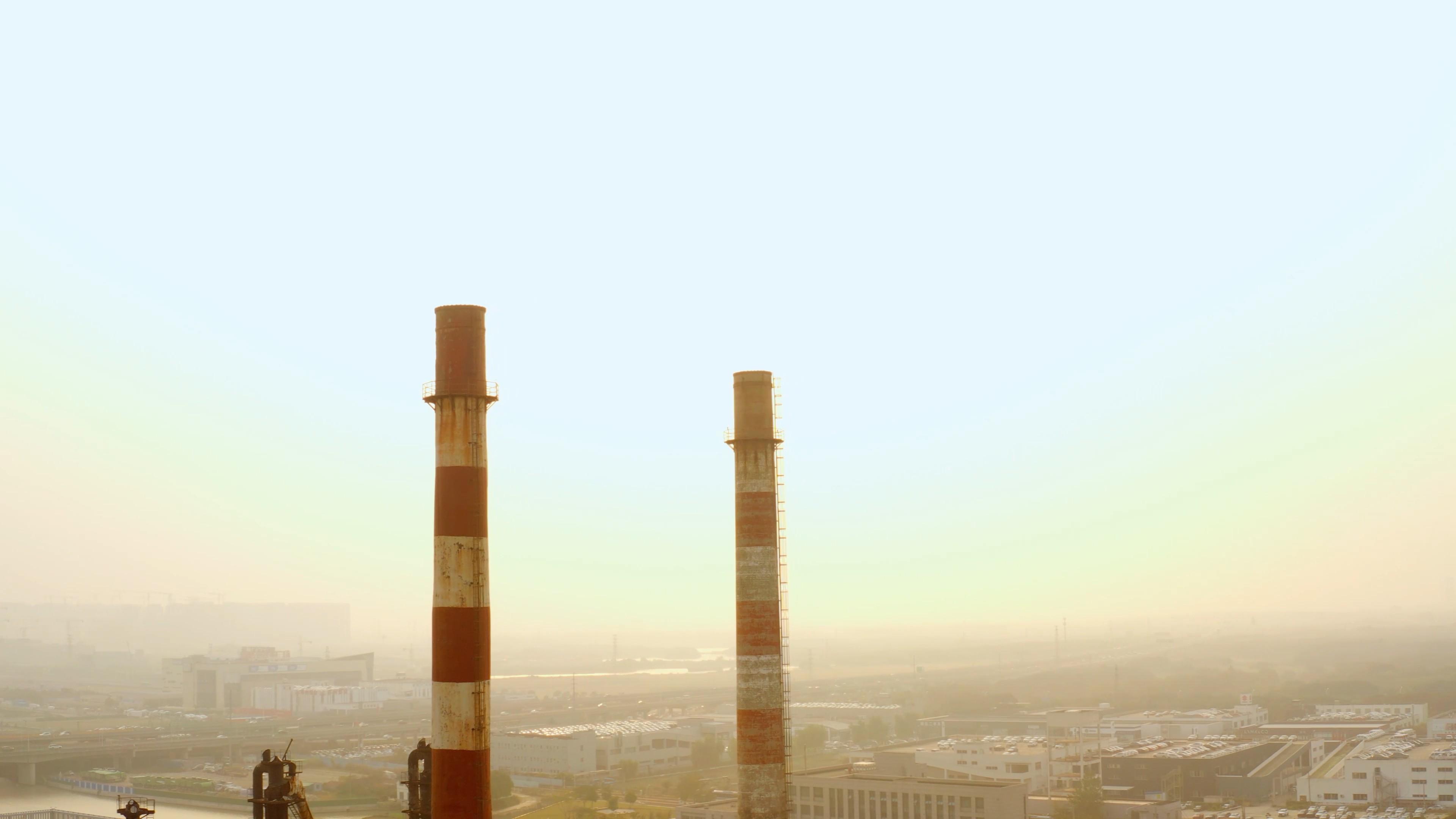 4K实拍夕阳下废弃的工厂烟囱特写视频素材视频的预览图