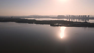 4K武汉汤逊湖逆光日落夕阳下航拍城市空镜视频的预览图