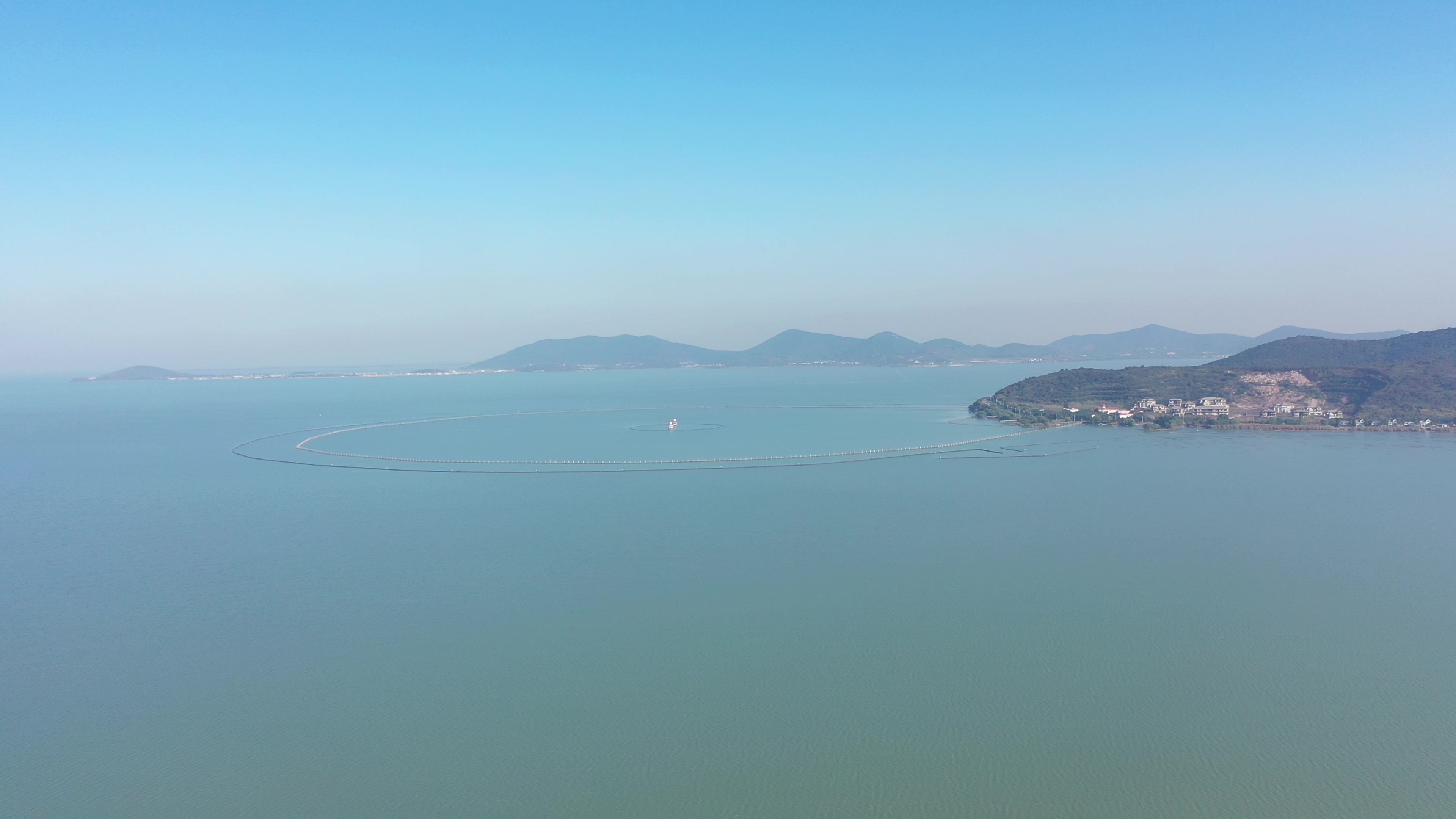 4K航拍祖国山水太湖生态碧水蓝天风景视频视频的预览图