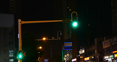 4K红绿灯交通信号灯交通指示灯夜晚红绿灯视频的预览图