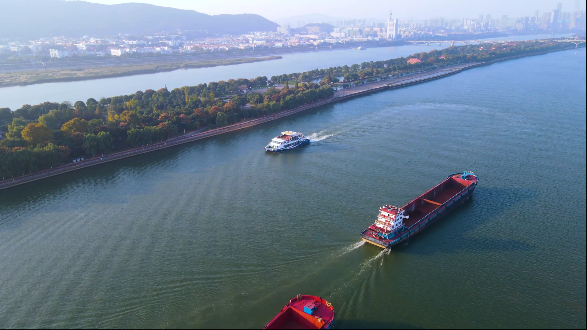4k湘江上的游船山水风光视频的预览图