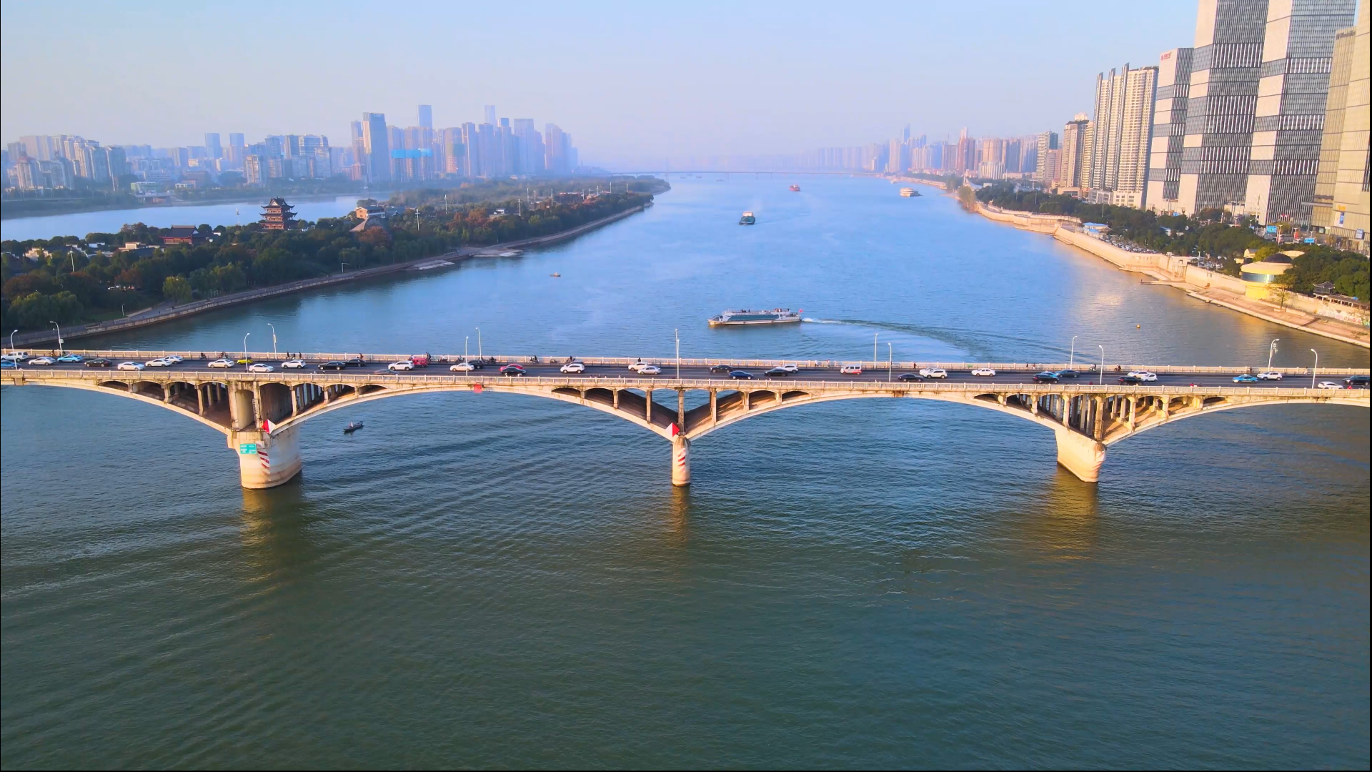 4k航拍长沙橘子洲大桥城市交通车流视频视频的预览图