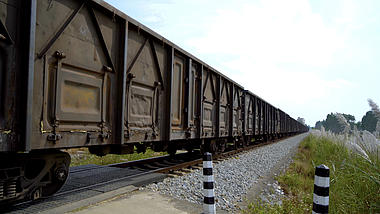 4k驶向远处的火车货物列车视频空镜视频的预览图