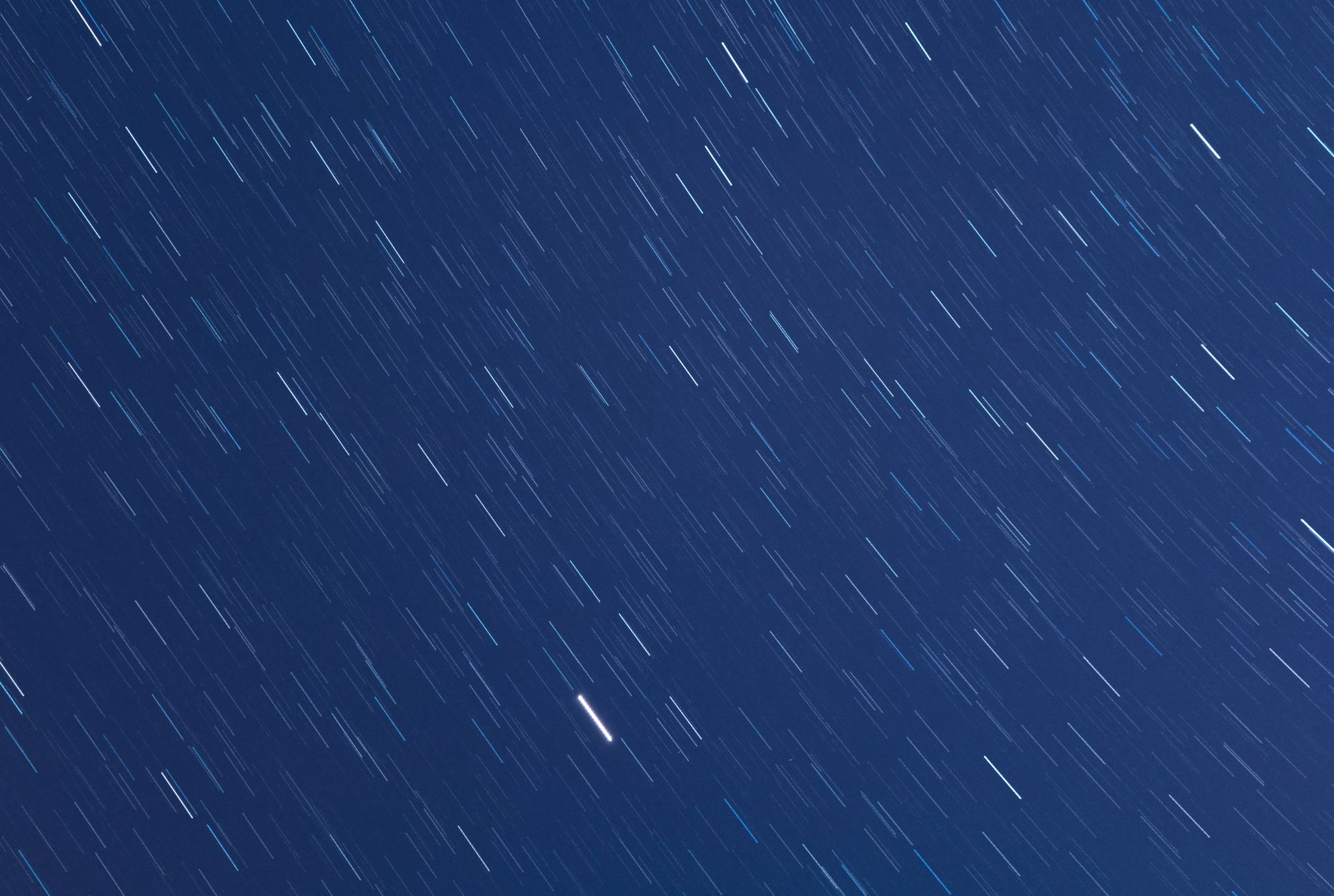 4K唯美实拍夜晚星空星轨延时视频空镜视频的预览图