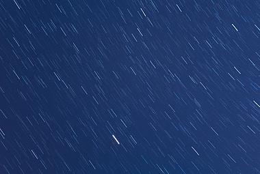 4K唯美实拍夜晚星空星轨延时视频空镜视频的预览图