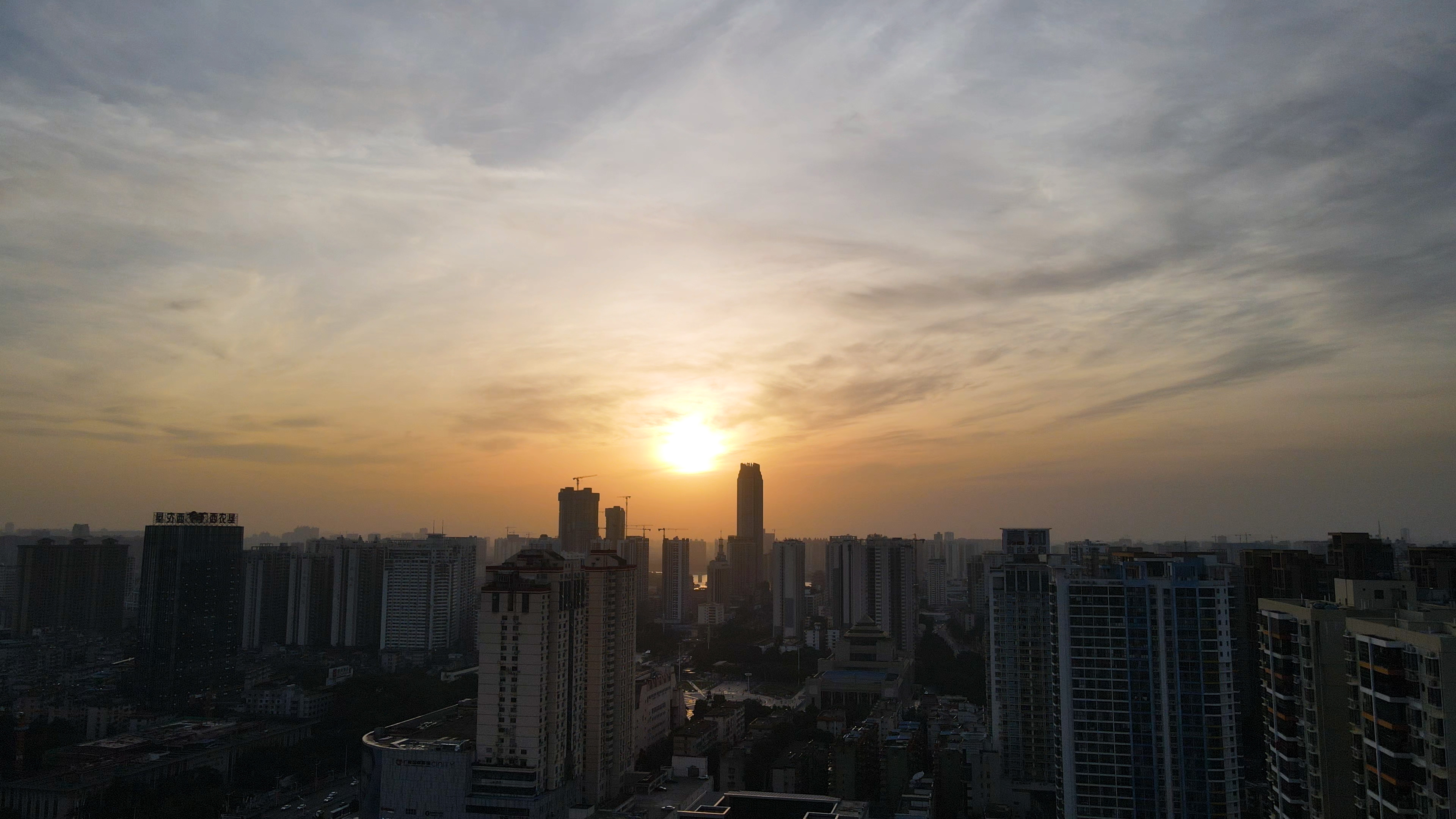 4K航拍广西南宁城市落日夕阳晚霞视频空镜视频的预览图