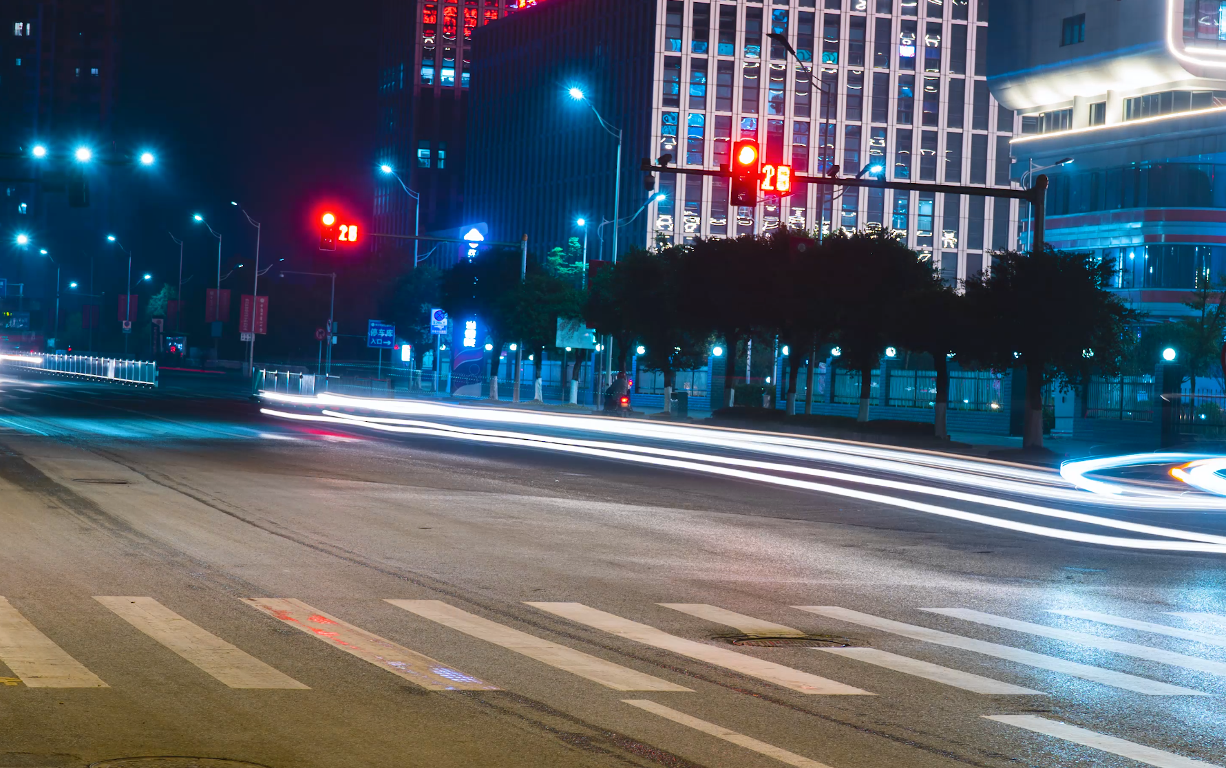 4K实拍夜晚城市马路交通道路车流延时红绿灯跳转摄影人文意境空镜视频的预览图