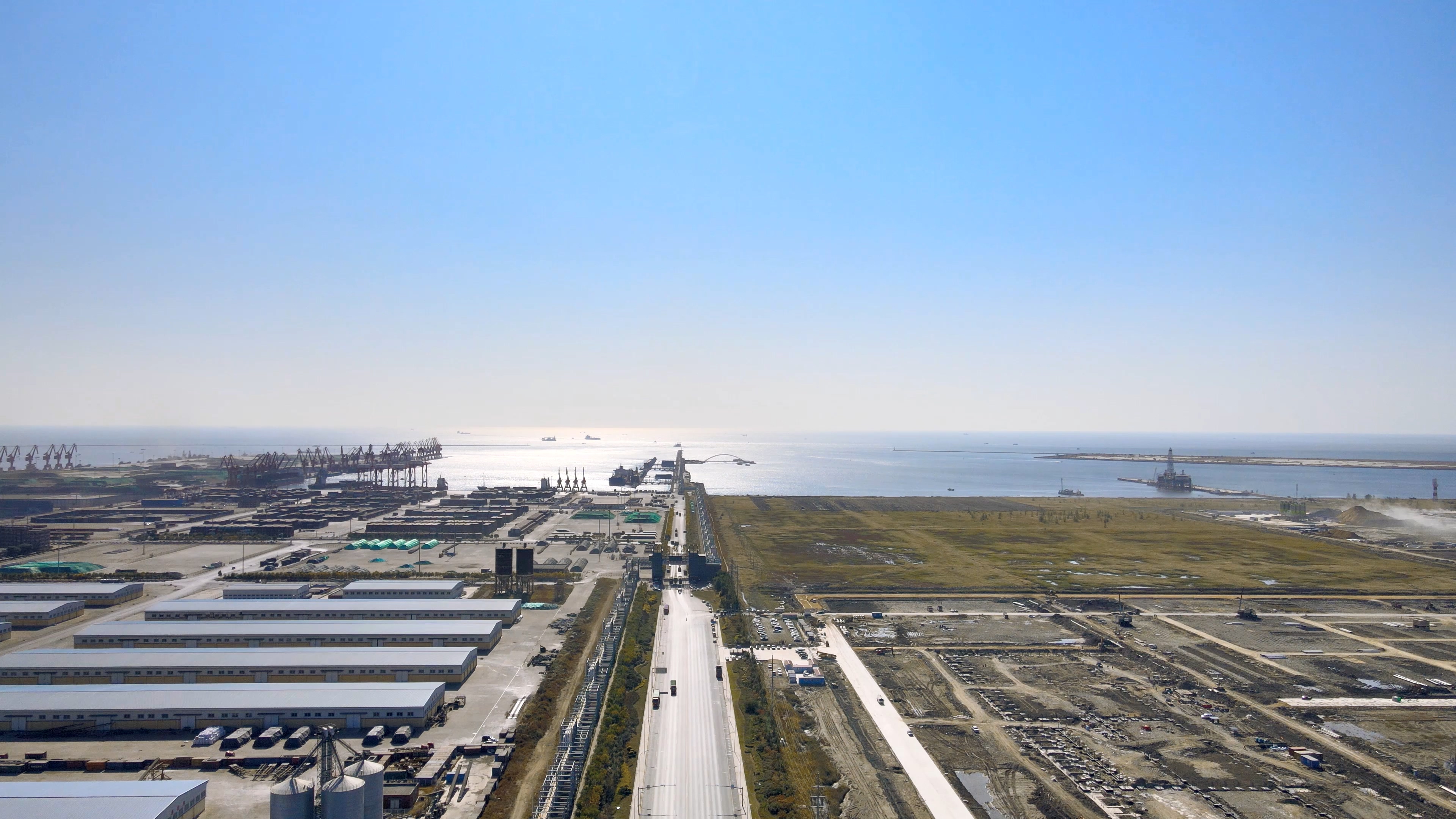 4K航拍工厂风光景大型港口海岸码头视频的预览图