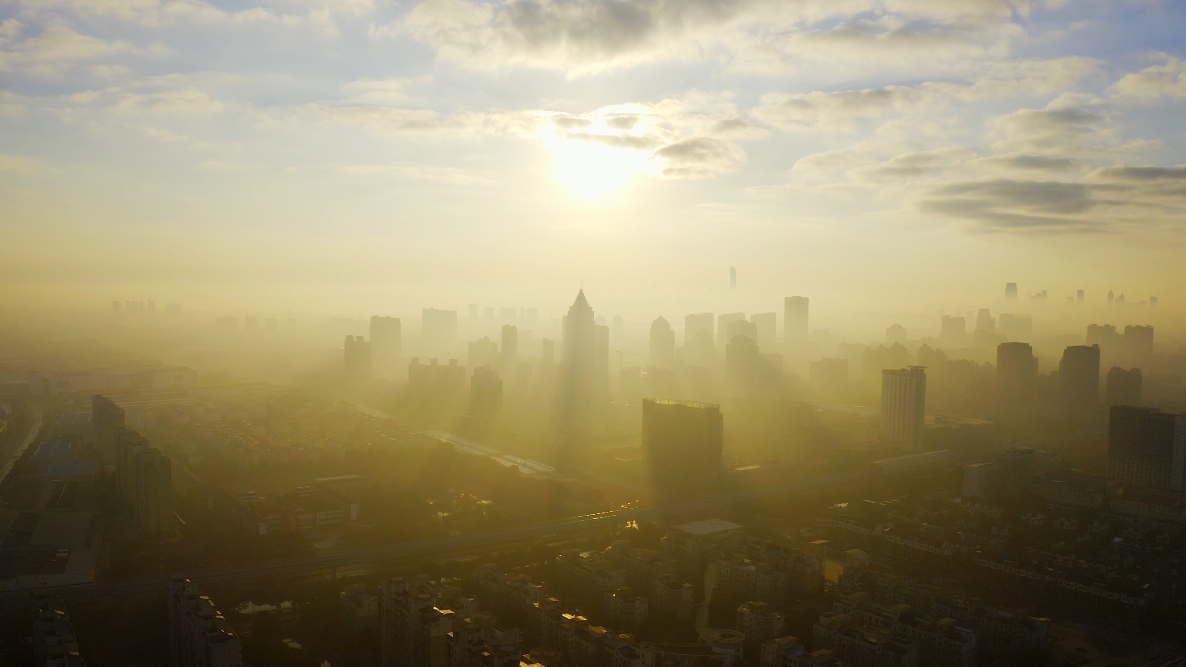 4K航拍城市清晨日出丁达尔光线视频的预览图