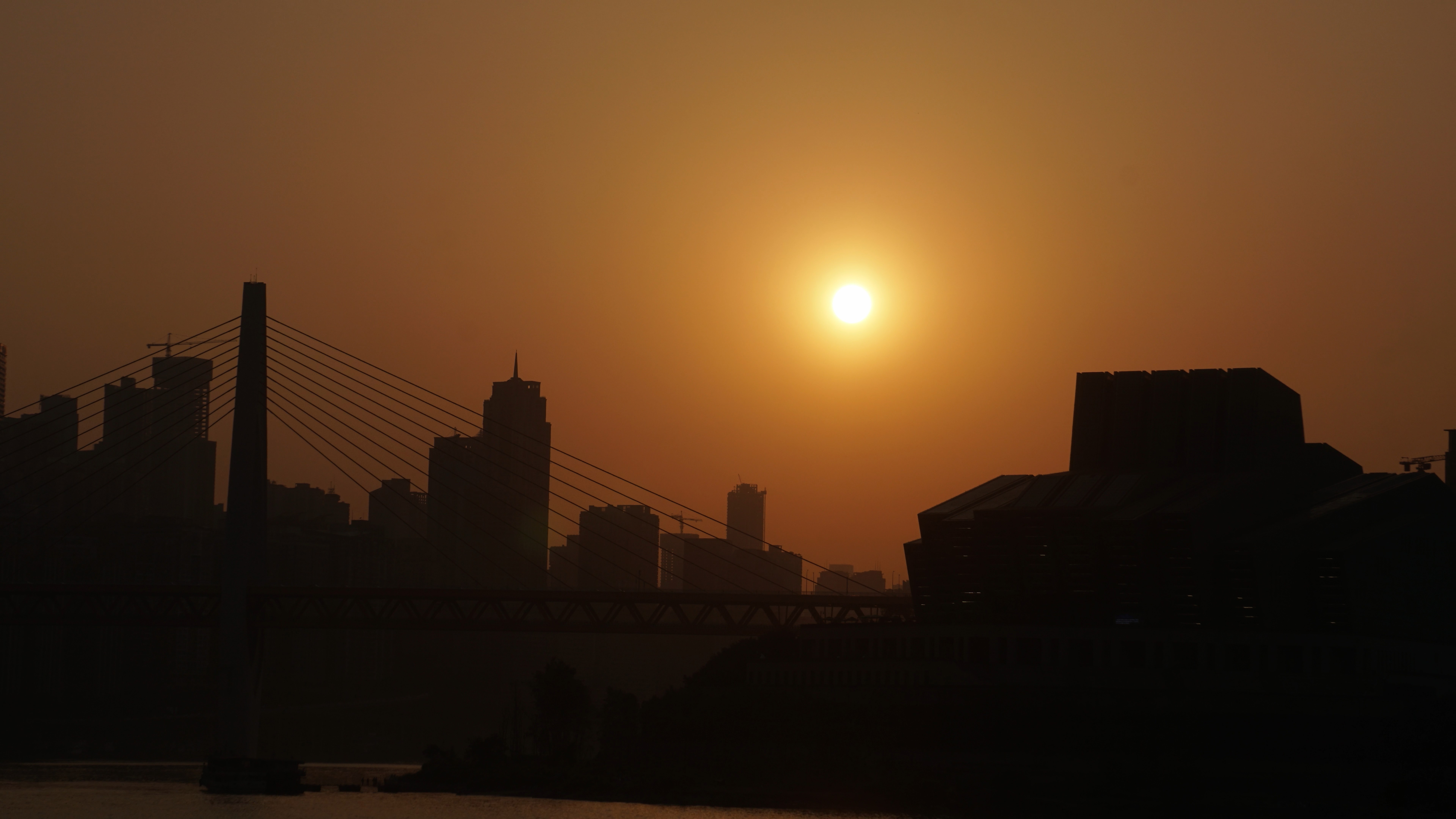 8K实拍城市日落夕阳太阳缓缓落下视频素材视频的预览图