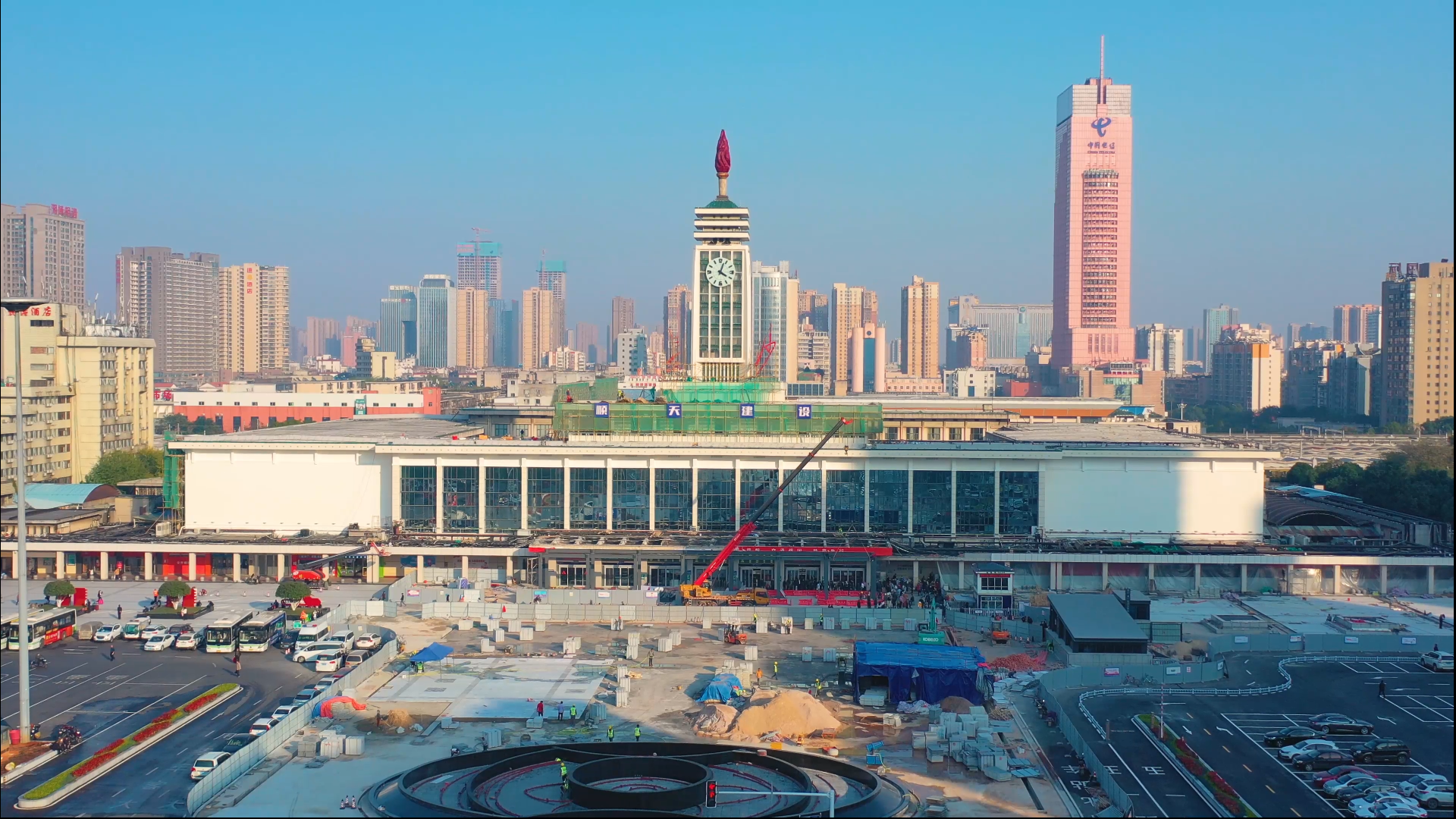 长沙市中心火车站建筑航拍4k视频的预览图