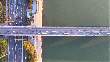 4k航拍长沙桥梁公路交通车流下班高峰期间视频的预览图