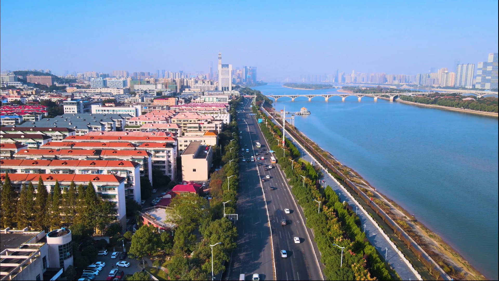 4k长沙潇湘中路车流交通滨江道路景观视频的预览图