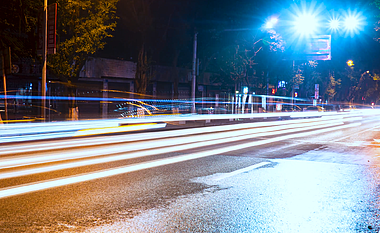 4K实拍夜晚城市道路飞速车流延时摄影视频的预览图