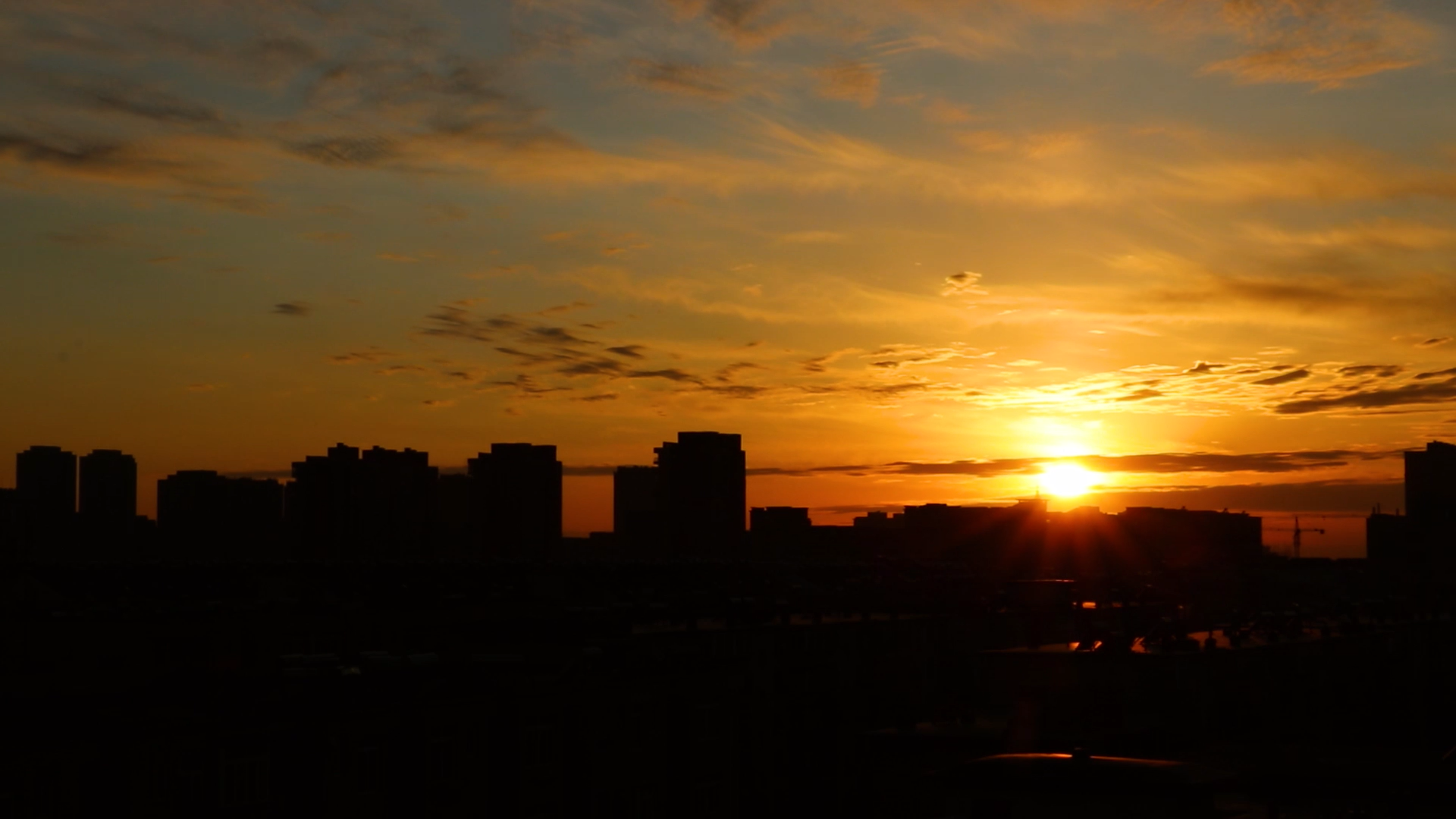 1080P城市夕阳落下晚霞下的城市视频视频的预览图