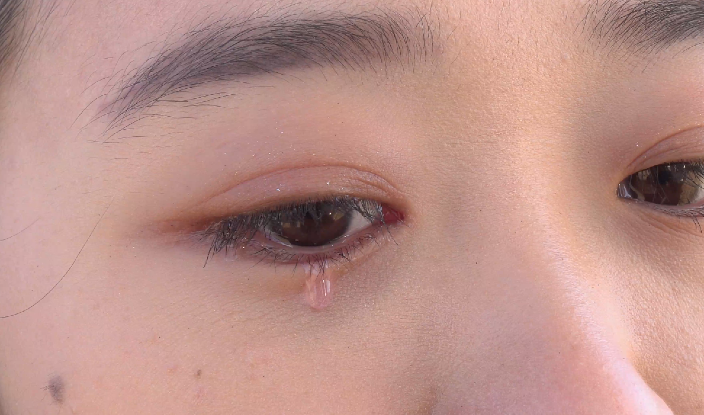 4k女孩哭泣眼泪滴落商业素材视频视频的预览图