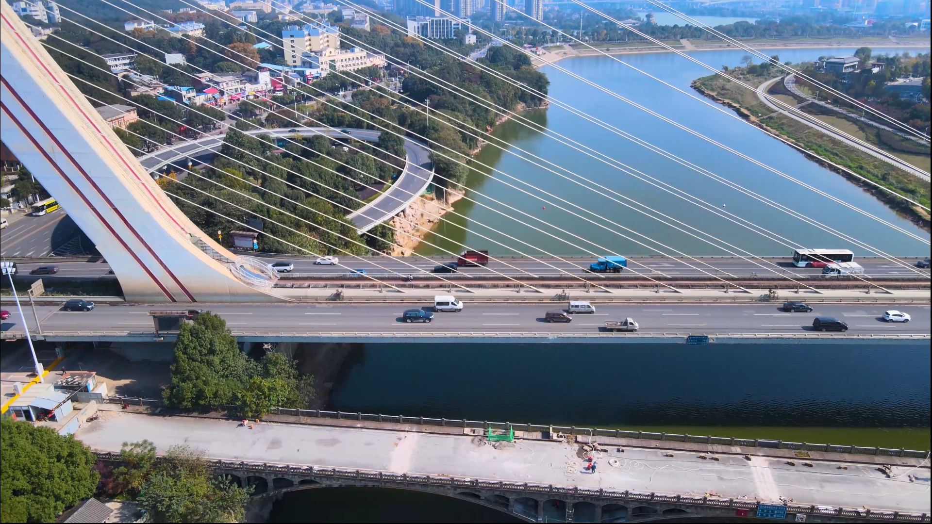 4k长沙城市桥梁交通洪山竖琴大桥视频的预览图